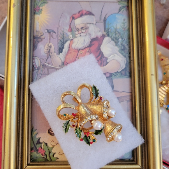 Vintage Christmas Bell Brooch ~ Unsigned ~ 1960s? ~ Rhinestone Embellished - Picture 4 of 16